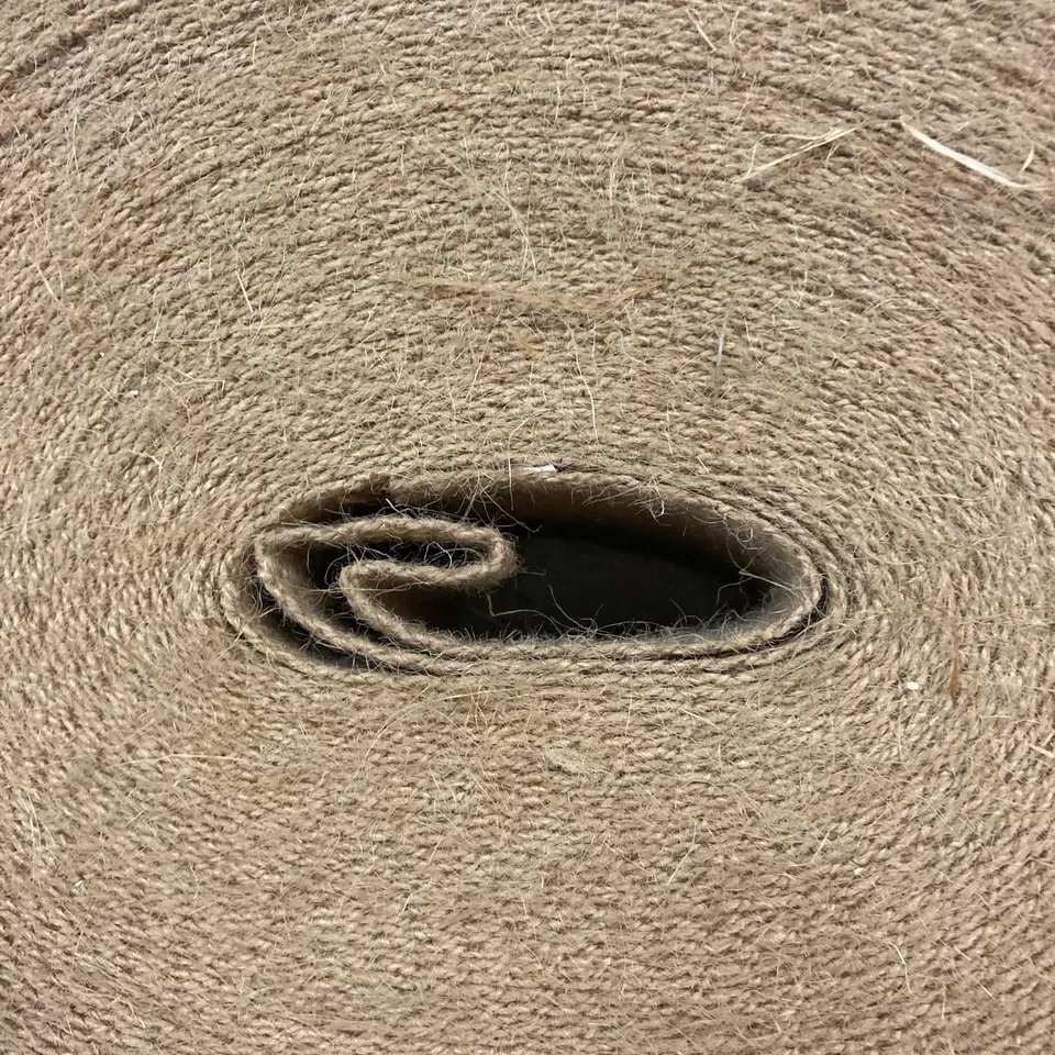 Rouleau de sangle de jute enroulé en spirale, brins de fibre végétale hérissés