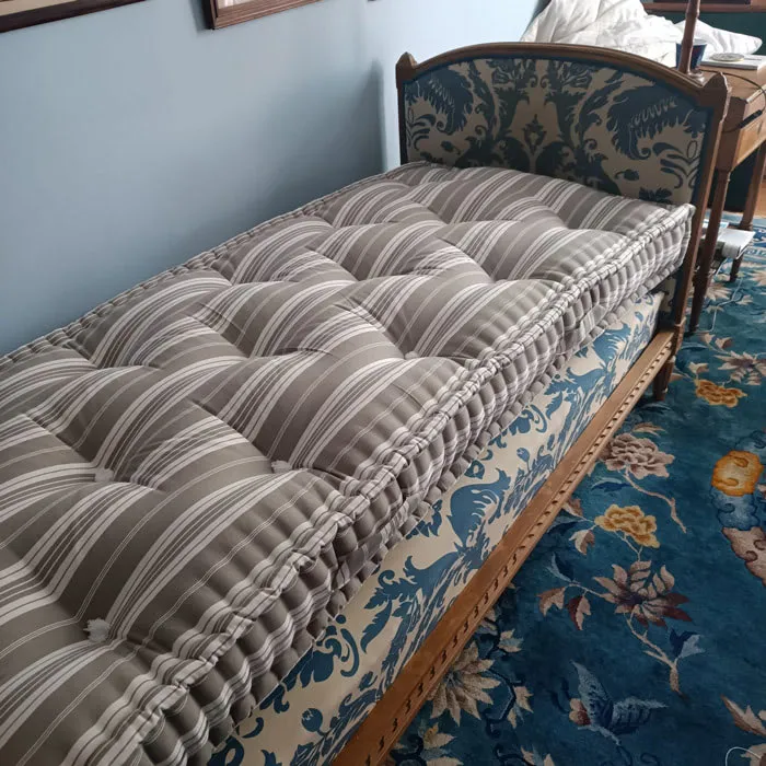 Matelas rayé une place fabriqué aux cotes d’un lit ancien tapissé de damassé bleu